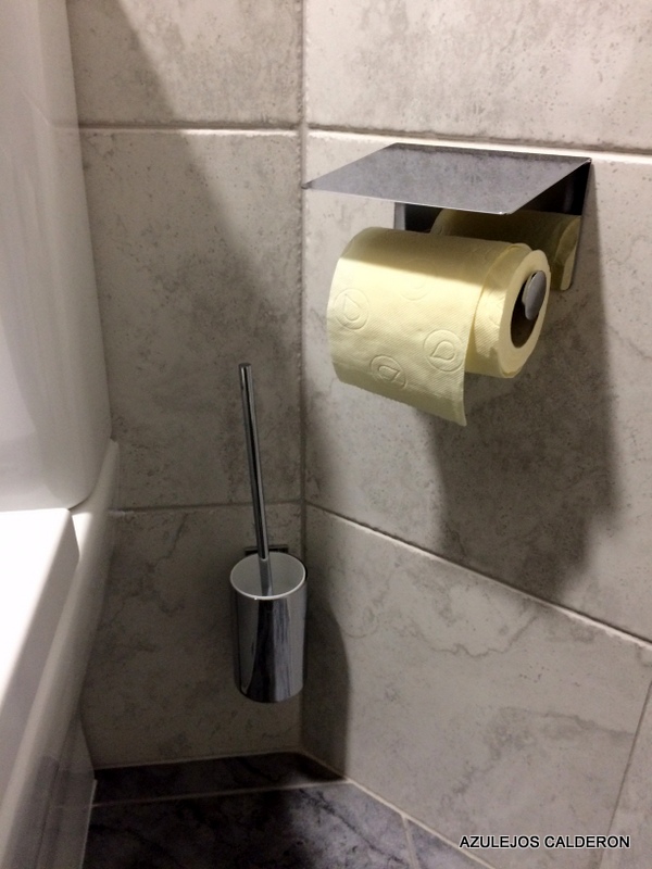 PORTARROLLOS Y ESCOBILLERO ADHESIVOS