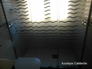 MAMPARA DE CRISTAL DECORADA CON ONDAS