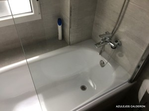 DETALLE DE BAÑERA Y MAMPARA