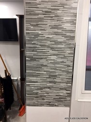 DETALLE DE AZULEJO RELIEVE LINEAL GRIS