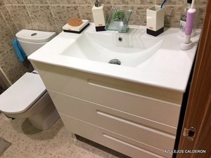 MUEBLE LACADO BLANCO 80 CM.