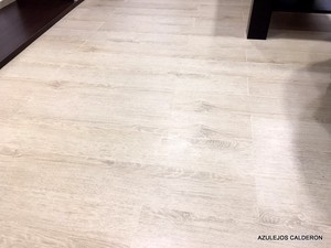 DETALLE DE TARIMA PORCELANICA