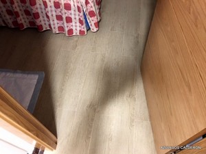 PORCELANICO TIPO TARIMA EN TODO EL PISO 