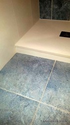 ALTURA DE PLATO SUPLEMENTADA PARA CONSEGUIR NIVEL OPTIMO DE EVACUACION DE AGUA 