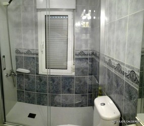 OTRA VISTA GENERAL DE LA MAMPARA Y LA DUCHA