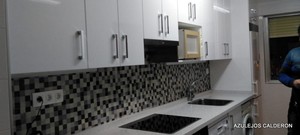 AZULEJO DECORADO EN FRENTE DE COCINA