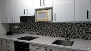 AZULEJO DECORADO EN FRENTE DE COCINA