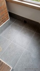 SUELO PORCELANICO ANTIDESLIZANTE A JUEGO EN COCINA Y TERRAZA