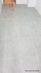 SUELO PORCELANICO ANTIDESLIZANTE EN COCINA Y TERRAZA A JUEGO