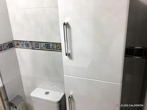 DETALLE DEL LACADO Y TIRADORES DE ARMARIO DE BAÑO 