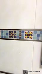 DETALLE DE CENEFA DECORATIVA PARA BAÑO  Y LISTELO DE ALUMINIO 