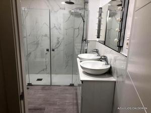 BAÑO REFORMADO. VISTA GENERAL DE MAMPARA DUCHA Y MOBILIARIO