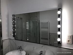 ESPEJO DE BAÑO DE 120 Cm. CON ILUMINACION TIPO CAMERINO SOBRE ZOCALO REMATADO CON LISTELO DE CRISTAL EFECTO ESPEJO 