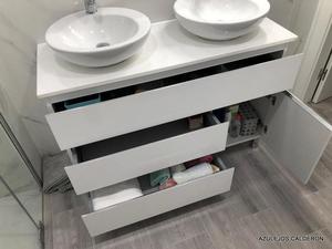 VISTA DE DISTRIBUCION INTERIOR DE MUEBLE LACADO BLANCO  DE 120 CM CON ENCIMERA DE SILESTONE BLANCO Y DOS LAVABOS DE SOBRE ENCIMERA REDONDOS C/ GRIFO INCORPORADO