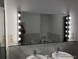ESPEJO DE BAÑO DE 120 Cm. CON ILUMINACION TIPO CAMERINO SOBRE ZOCALO REMATADO CON LISTELO DE CRISTAL EFECTO ESPEJO 
