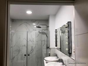 VISTA GENERAL DE BAÑO REFORMADO. LA  ZONA DE LA DUCHA ESTA AZULEJADA CON PORCELANICO DE 60x120 Cm. AL COMPLETO