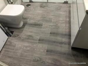 COLOCACION DE SUELO PORCELANICO IMITACION TARIMA EN REFORMA DE BAÑO