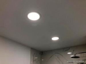 DOWLIGHTS COLOCADOS EN EL TECHO DE  BAÑO REFORMADO