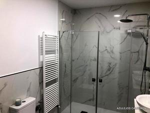 VISTA DE RADIADOR TOALLERO BLANCO Y ZOCALO IMITACION MARMOL  CON LISTELO DE CRISTAL EFECTO ESPEJO 