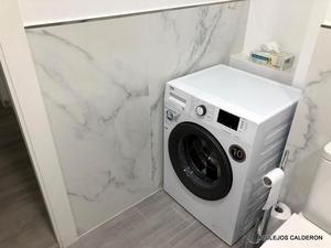 HUECO PARA SEMIEMPOTRAR LAVADORA EN REFORMA DE BAÑO Y VISTA DE ZOCALO Y LISTELO DE CRISTAL EFECTO ESPEJO 