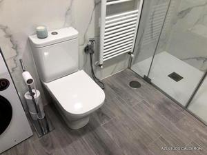 COLOCACION DE SUELO PORCELANICO IMITACION TARIMA EN REFORMA DE BAÑO