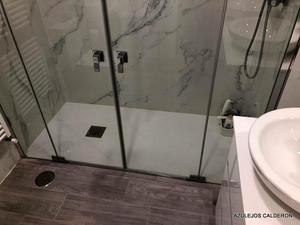 REFORMA DE BAÑO . PLATO DE DUCHA EN RESINA Y MAMPARA DE APERTURA CENTRAL