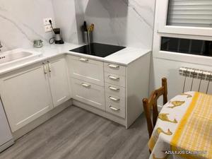 SUELO DE TARIMA PARA COCINA - COMEDOR CON MUEBLES LACADOS BLANCOS