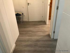COLOCACION DE SUELO PORCELANICO IMITACION TARIMA EN PASILLO DE PISO REFORMADO