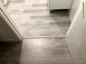 ENTRADA A BAÑO Y SUELO  PORCELANICO IMITACION TARIMA EN REFORMA DE BAÑO