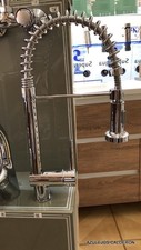 GRIFO CON MUELLE DE CAÑO EXTRAIBLE Y DOBLE CHORRO. ( vista en detalle )l )