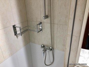 CAMBIO DE BAÑERA POR DUCHA .VISTA  RINCONERA ADHESIVA EN EL INTERIOR