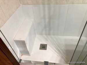 CAMBIO DE BAÑERA POR DUCHA. ASIENTO DE OBRA-REPISA  EN EL INTERIOR DE LA DUCHA