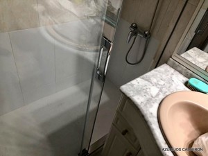 CAMBIO DE BAÑERA POR DUCHA Y DETALLE DE ASAS DE APERTURA DE LA MAMPARA 