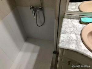 CAMBIO DE BAÑERA POR DUCHA. VISTA PARCIAL DE LA DUCHA EN AZULEJO BLANCO 30x60 Cm.