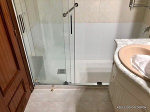 CAMBIO DE BAÑERA POR DUCHA. PLATO DE DUCHA EN RESINA ANTIDESLIZANTE HECHO A MEDIDA PARA EL HUECO