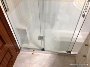 CAMBIO DE BAÑERA POR DUCHA. MAMPARA DE GAMA ALTA EN ALUMINIO Y 3 HOJAS DE CRISTAL INCOLORO ANTICAL DE 6 MM.