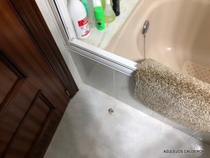 VISTA DE CAMBIO DE BAÑERA POR DUCHA " ANTES" DE SU REFORMA