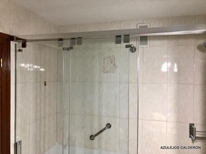 CAMBIO DE BAÑERA POR DUCHA. MAMPARA DE GAMA ALTA EN ALUMINIO Y 3 HOJAS DE CRISTAL INCOLORO ANTICAL DE 6 MM.