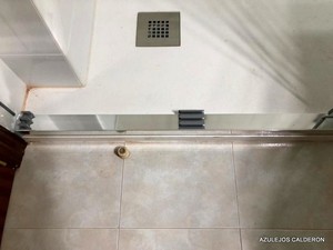 CAMBIO DE BAÑERA POR DUCHA. PERFIL GUIA  DE LA MAMPARA EN ALUMINIO