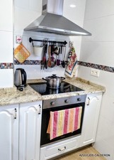 VISTA DE COCINA REFORMADA . CAMPANA DECORATIVA EN INOX.