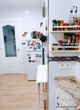 VISTA DE COCINA REFORMADA . NOVOLISTELO EN INOX Y ESPECIEROS DE COLGAR