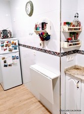 REFORMA  DE COCINA.VISTA DE CENEFA DECORATIVA NOVOLISTELO INOX Y MESA PLEGABLE