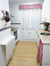 VISTA DE COCINA REFORMADA . ALACENA BAJO VENTANA EN BLANCO RUSTICO