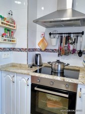 VISTA DE COCINA REFORMADA. HORNO INDEPENDIENTE MULTIFUNCION