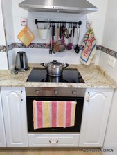 VISTA DE COCINA REFORMADA . HORNO Y VITROCERAMICA "TOUCH CONTROL"