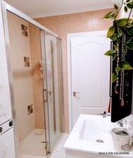 REFORMA DE BAÑO . MAMPARA EN CRISTAL Y ALUMINIO CROMADO DE 2 HOJAS SIN PERFILERIA INFERIOR