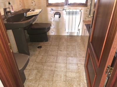ANTES  REFORMA RADIADOR COLUMNA ESPEJO  BAÑO MUEBLE SUELO LAVABO HIDROMASAJE PAREDES GIJÓN ASTURIAS OVIEDO