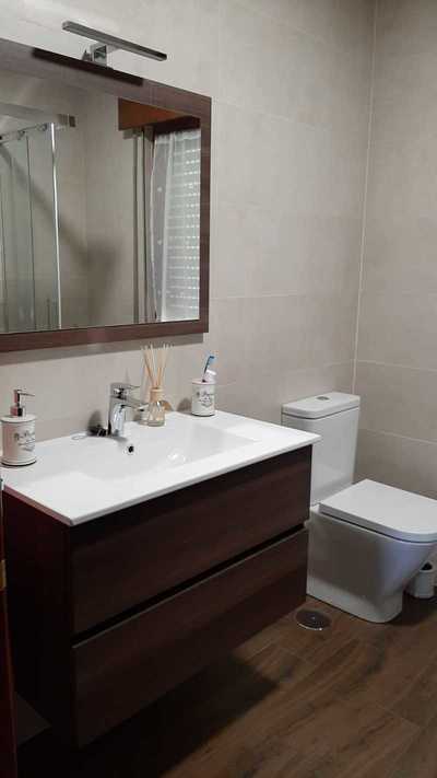 DESPUÉS REFORMA ESPEJO  BAÑO MUEBLE SUELO LAVABO PAREDES GIJÓN ASTURIAS OVIEDO