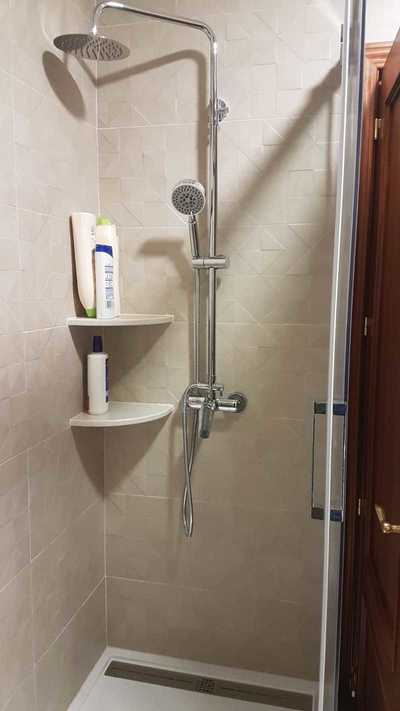 DESPUÉS REFORMA BAÑO PLATO BAÑERA AZULEJO PARED MAMPARA GIJÓN ASTURIAS