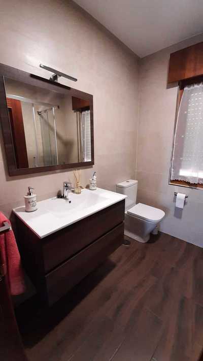 DESPUÉS REFORMA BAÑO MUEBLE SUELO LAVABO PAREDES GIJÓN ASTURIAS